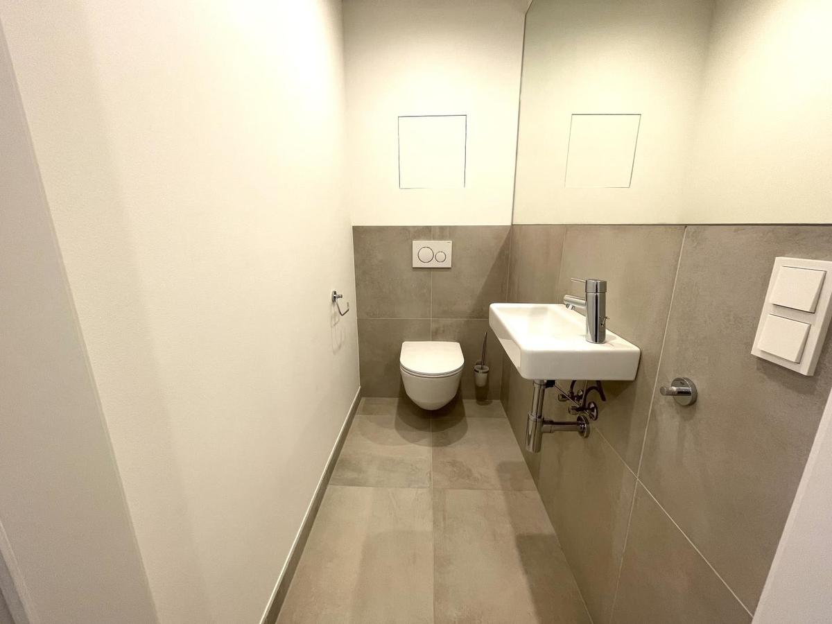WC mit Waschbecken