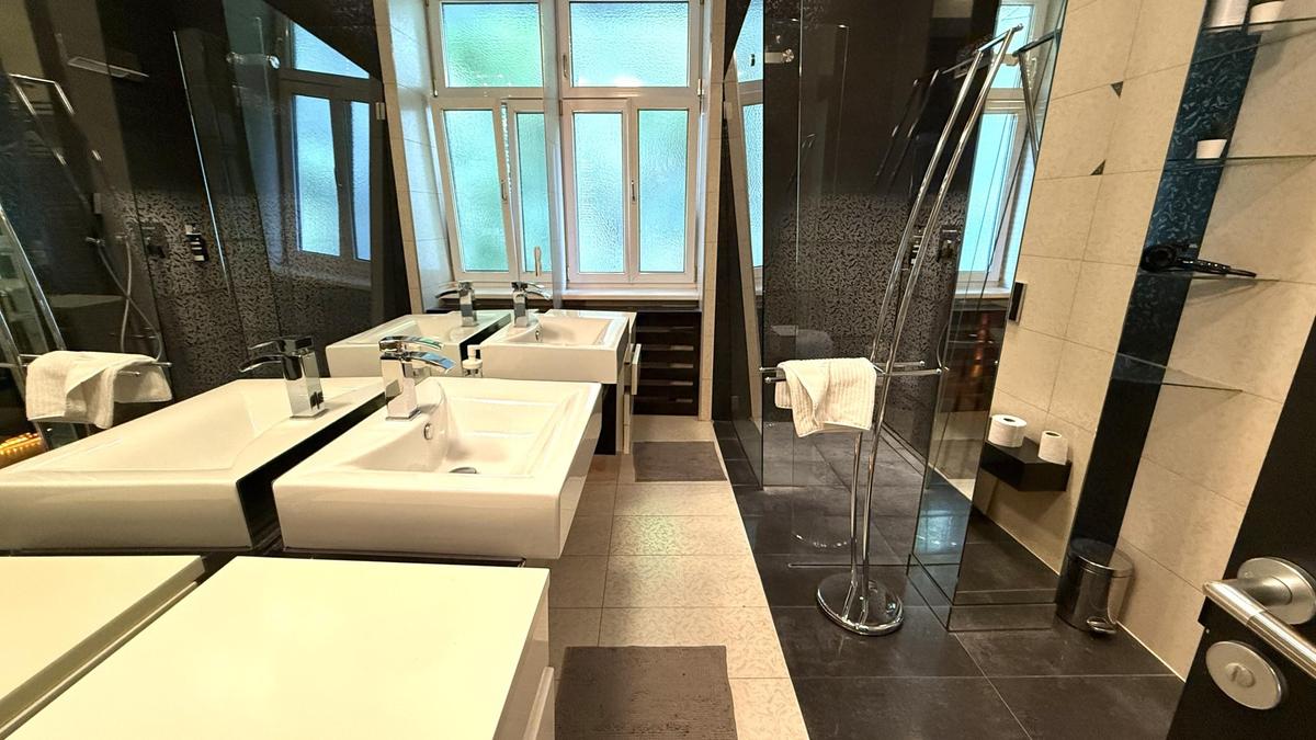 Badezimmer mit Walk-In-Dusche