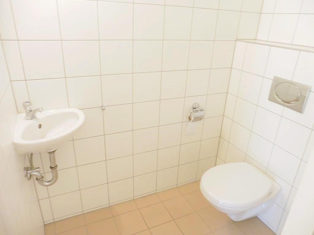 WC mit Waschbecken