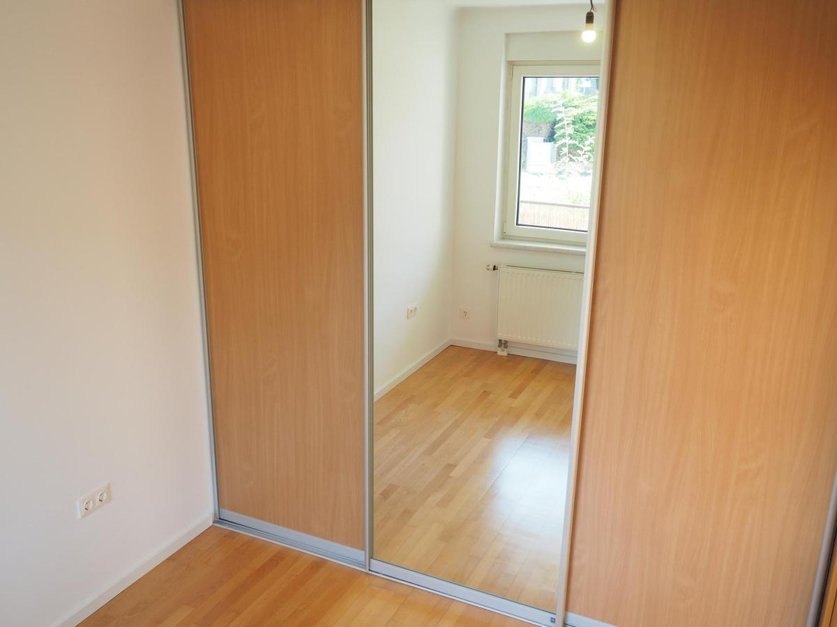 Schlafzimmer mit Schrank