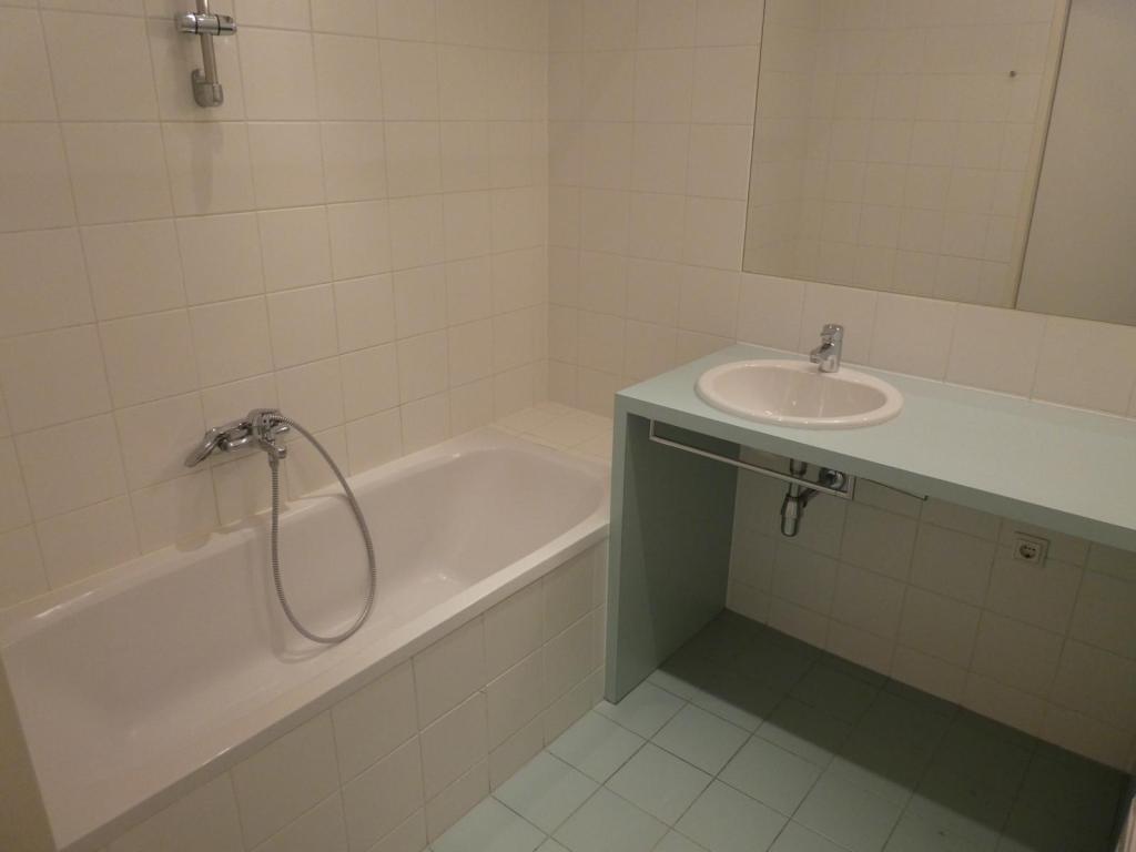 Badezimmer mit Wanne und Waschmaschinenanschluss
