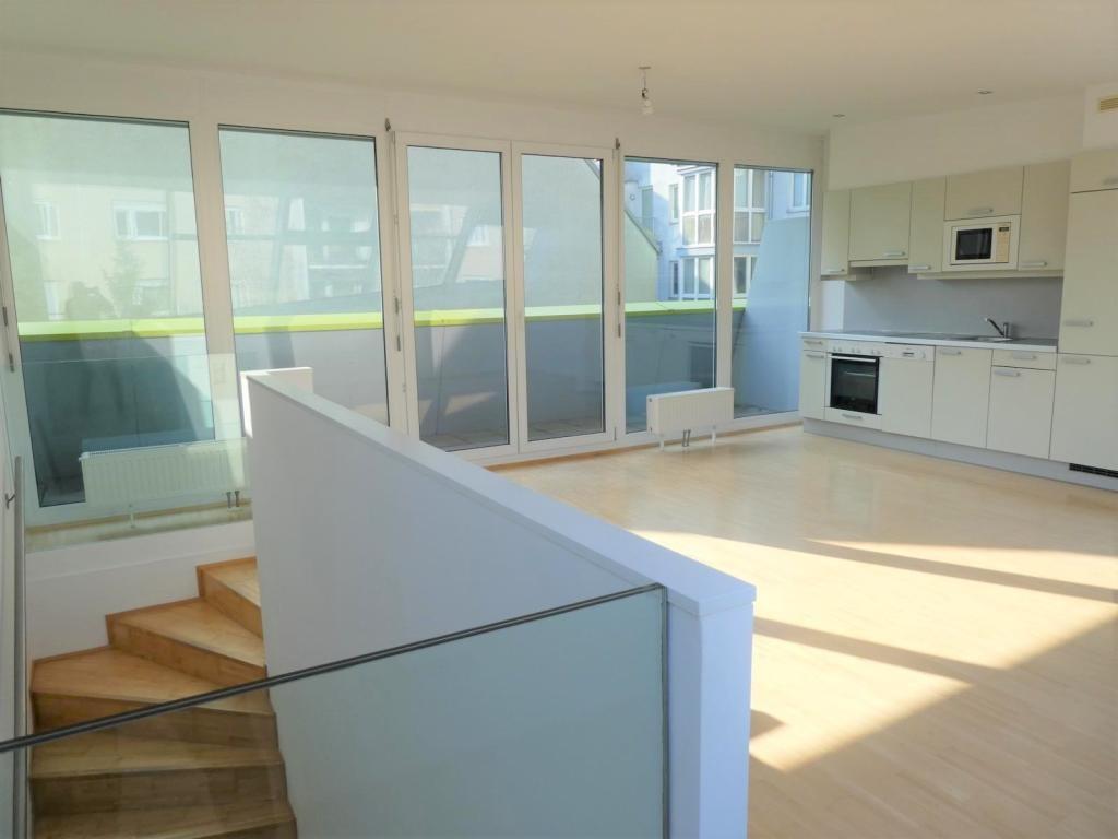 Stiegen und Blick in den Wohnraum