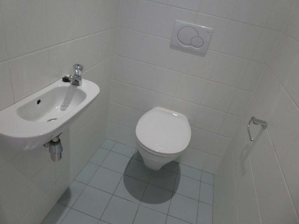 WC mit Waschbecken