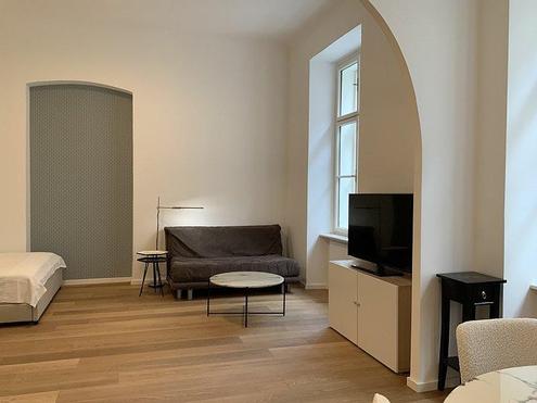 MÖBLIERTE ALTBAUWOHNUNG