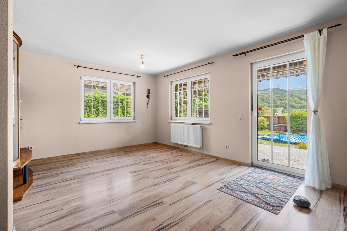 02 Wohnzimmer Blick in den Garten