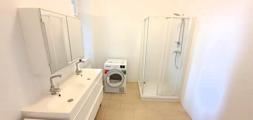 Badezimmer mit Dusche