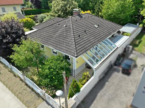 Einfamilienhaus mit Luftwärmepumpe, Pool und Garagen -  ZENTRALE GRÜN RUHELAGE