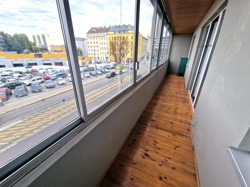 Sanierungsbedrftige 2-Zimmer Wohnung mit groer Loggia in U-6 Nhe!!