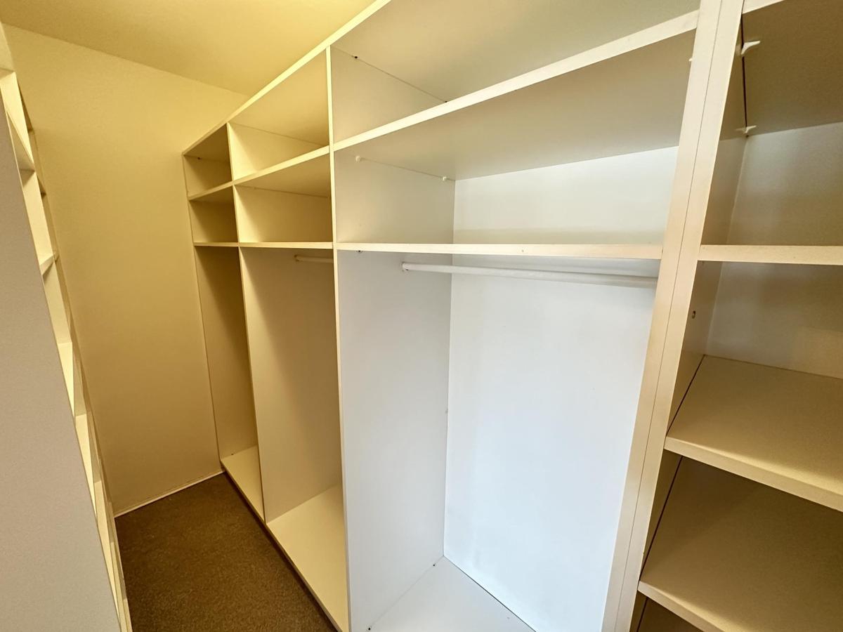 12 Begehbarer Kleiderschrank