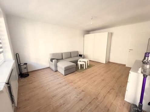 &quot;Neu renovierte 1-Zimmer-Wohnung mitten im 12ten!&quot;