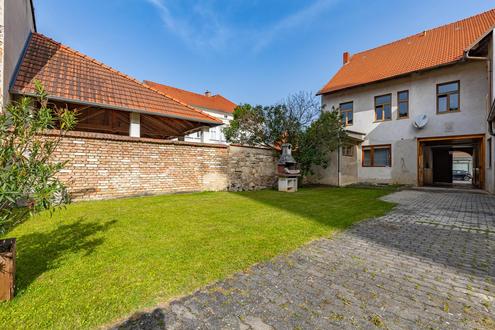 TOP ANGEBOT: VIERKANTHOF IN ZENTRALER LAGE: HISTORISCHE SUBSTANZ MIT POTENZIAL!