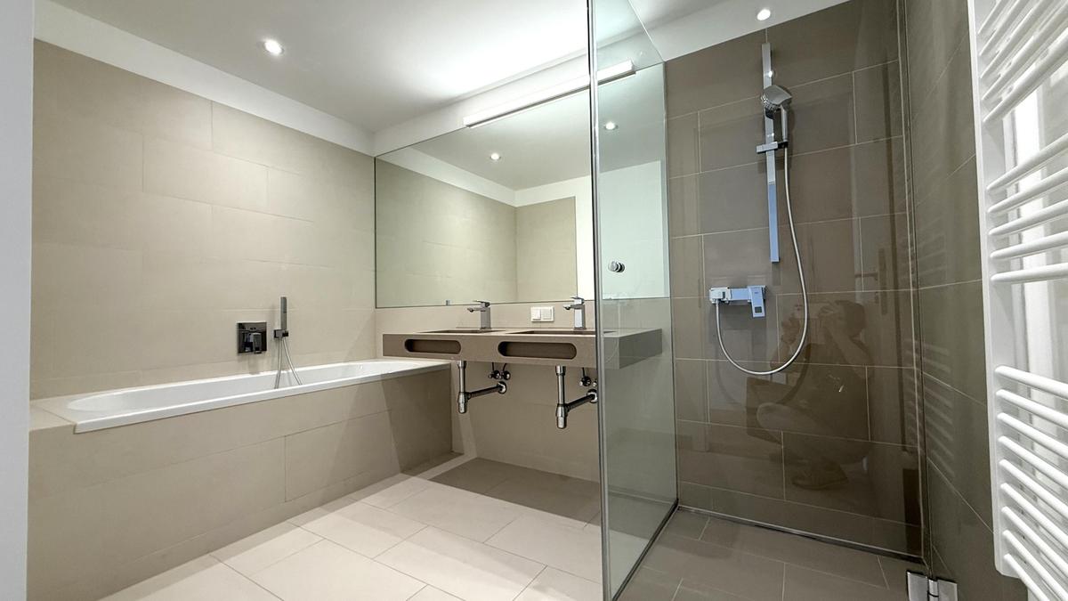Badezimmer mit Badewanne UND Dusche