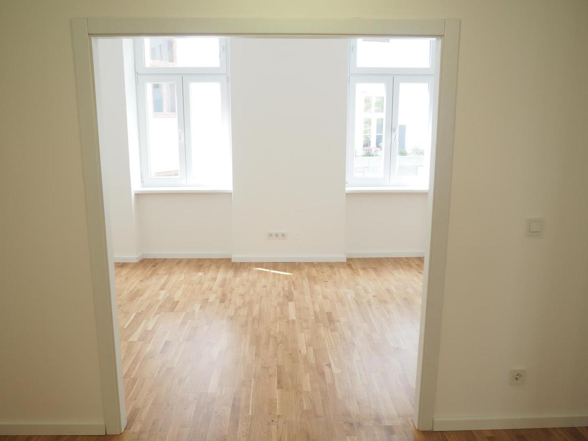 Zimmer mit Flgeltre (Foto vor Erstbezug)