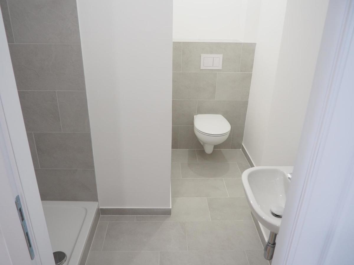 WC mit Dusche (Foto vor Erstbezug)