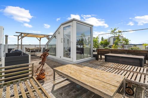"Traumhafte Dachterrassen-Maisonette mit Fernblick & Badeteichzugang"