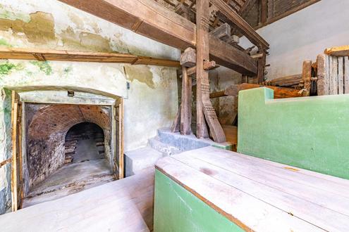 Weinviertler Charme: Presshaus mit großzügigem Weinkeller ? Modernisierungschance!