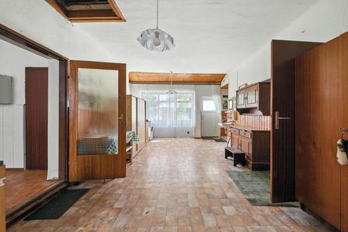 Renovierungsbedrftige Liegenschaft mit zwei Wohneinheiten, Nebengebuden &amp; Garage!