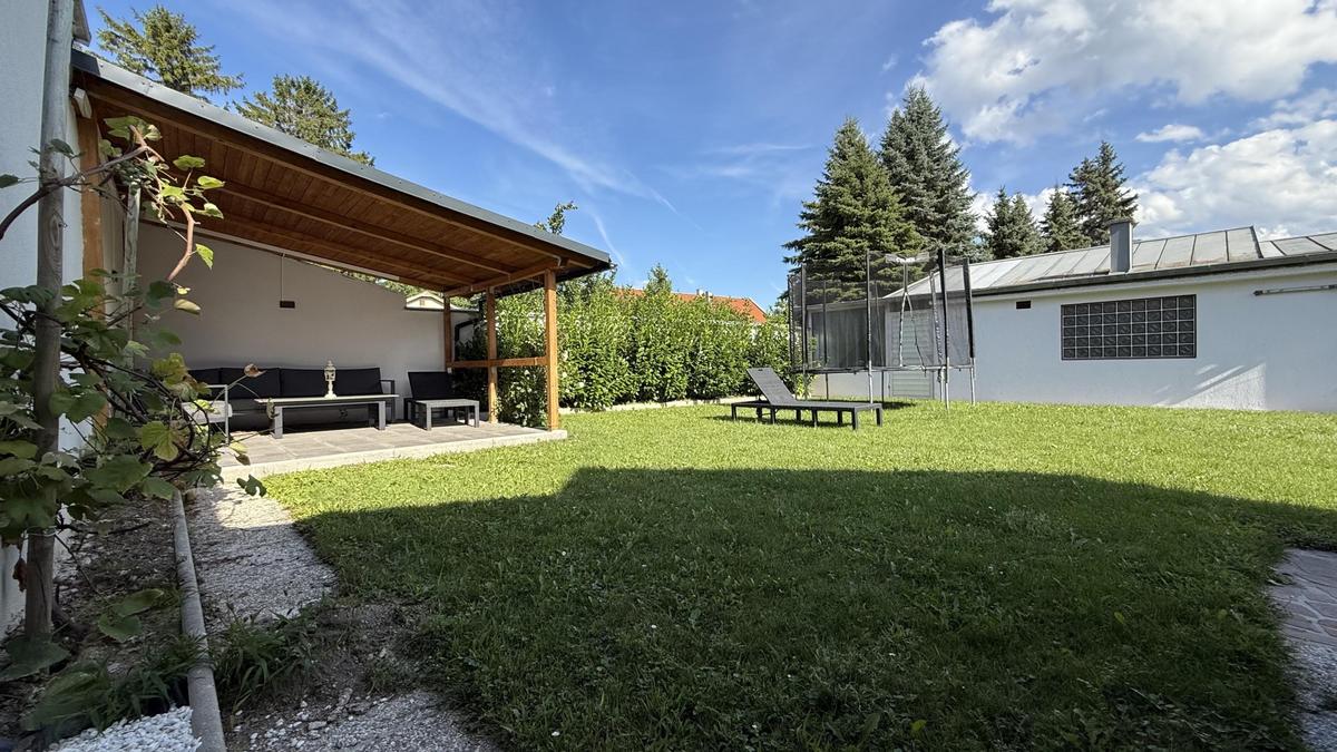Garten - Blick zu berdachter Terrasse