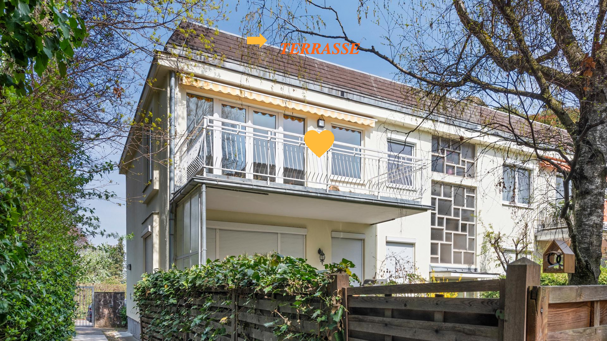 Haushinteransicht mit Balkon
