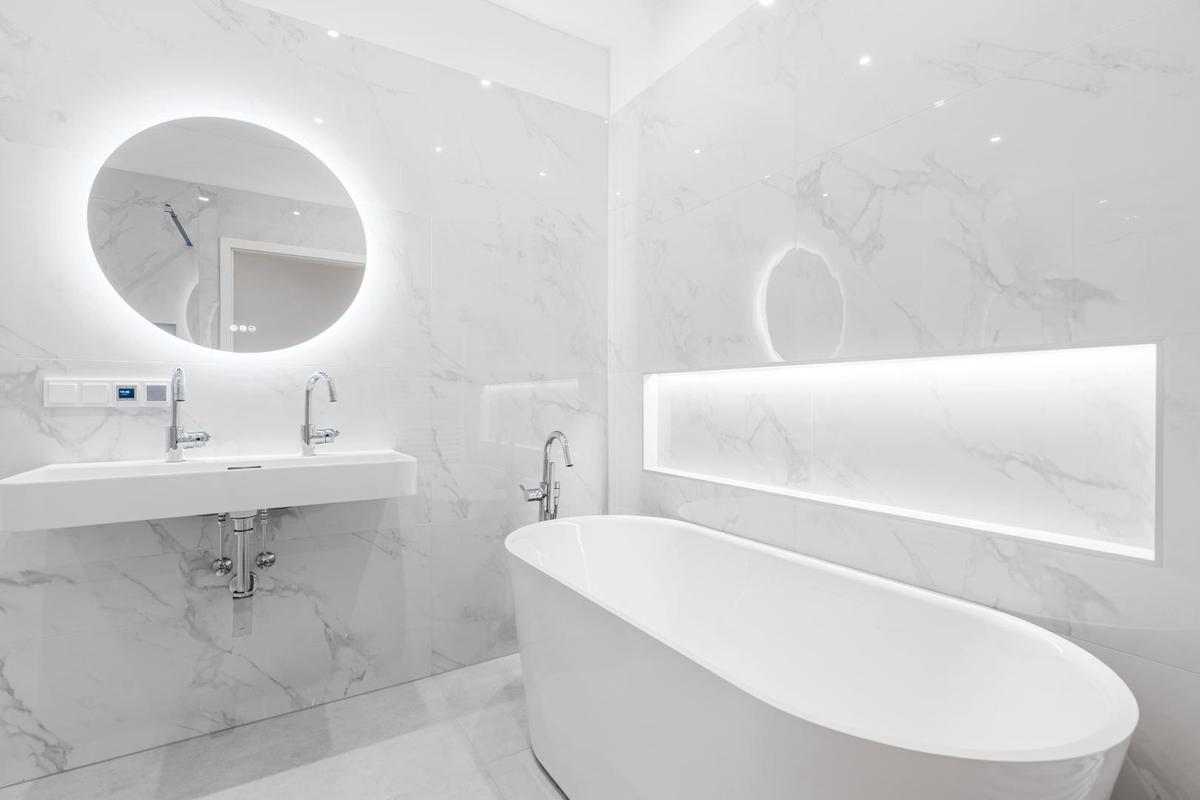 Badezimmer mit Dusche und Wanne, Ansicht 1