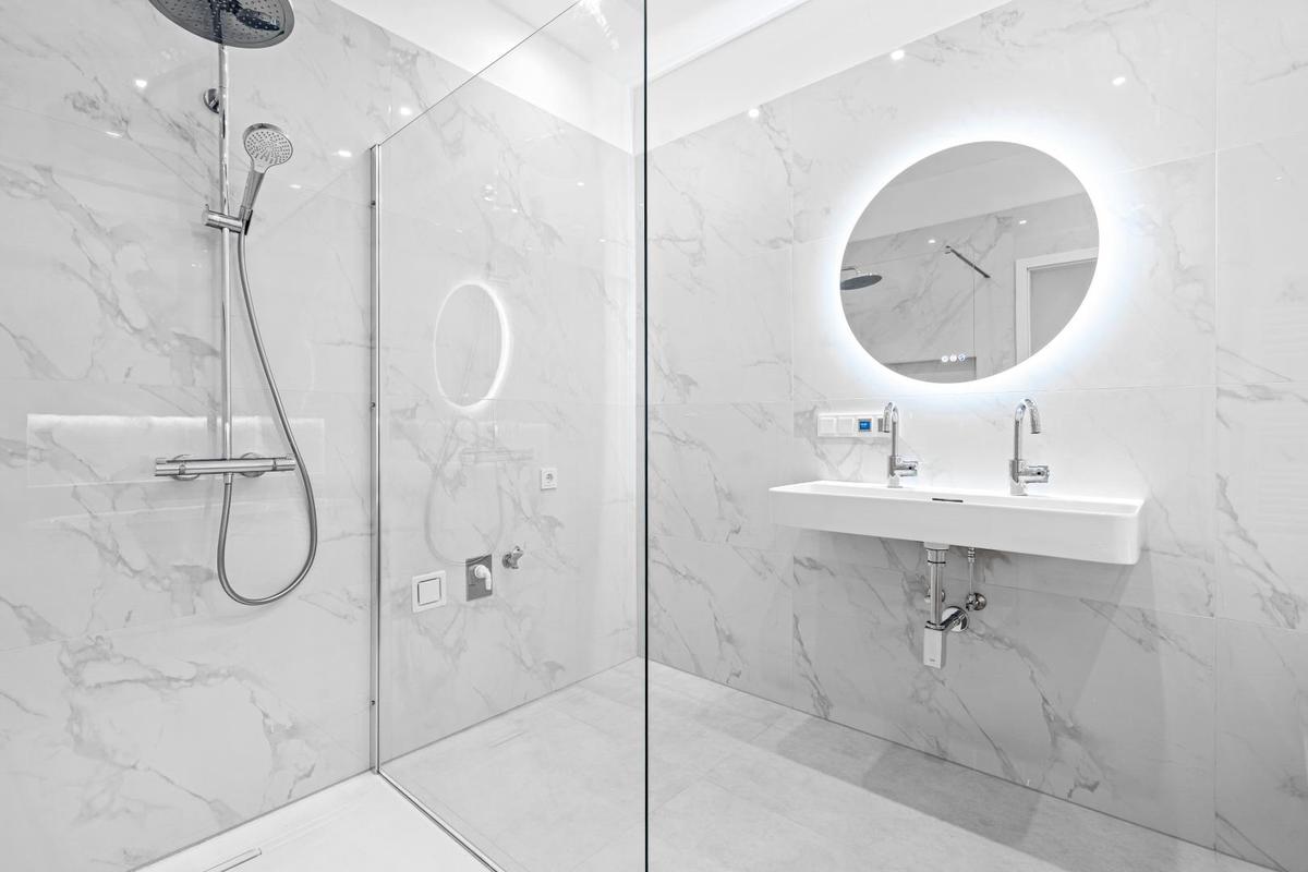 Badezimmer mit Dusche und Wanne, Ansicht 2