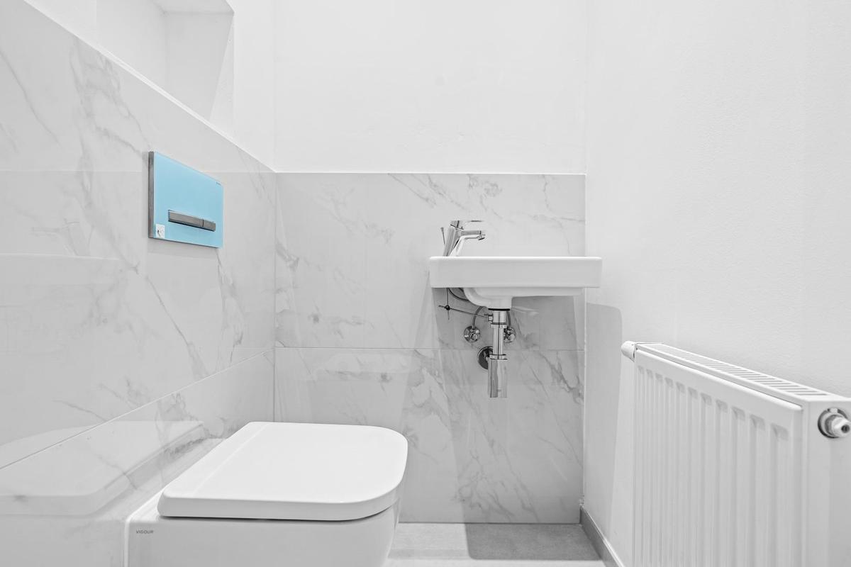 Toilette mit Handwaschbecken