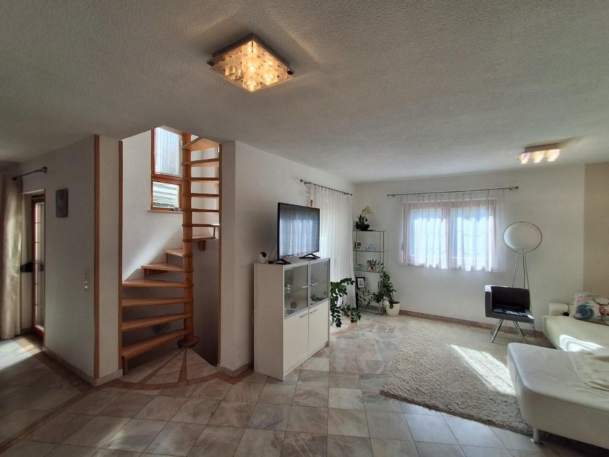 4 Wohnzimmer 1210