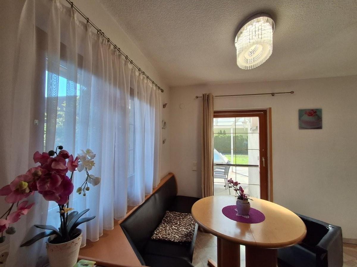 7 Essplatz mit Terrassenzugang 1210