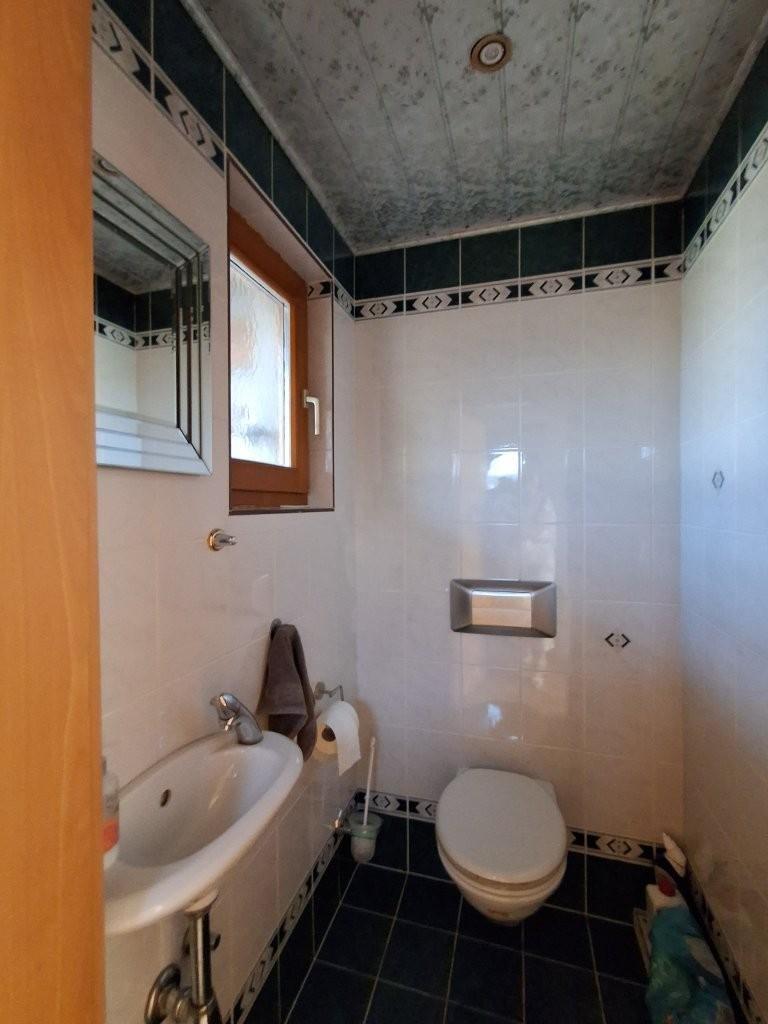 13 WC mit Waschbecken 1210