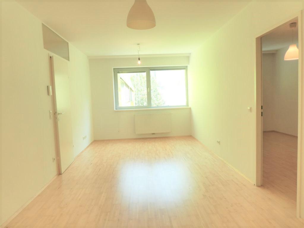 grozgiges Wohnzimmer (zum grnen Innenhof)