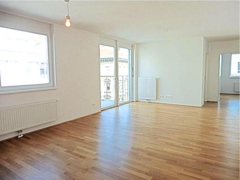 groes, helles Wohnzimmer