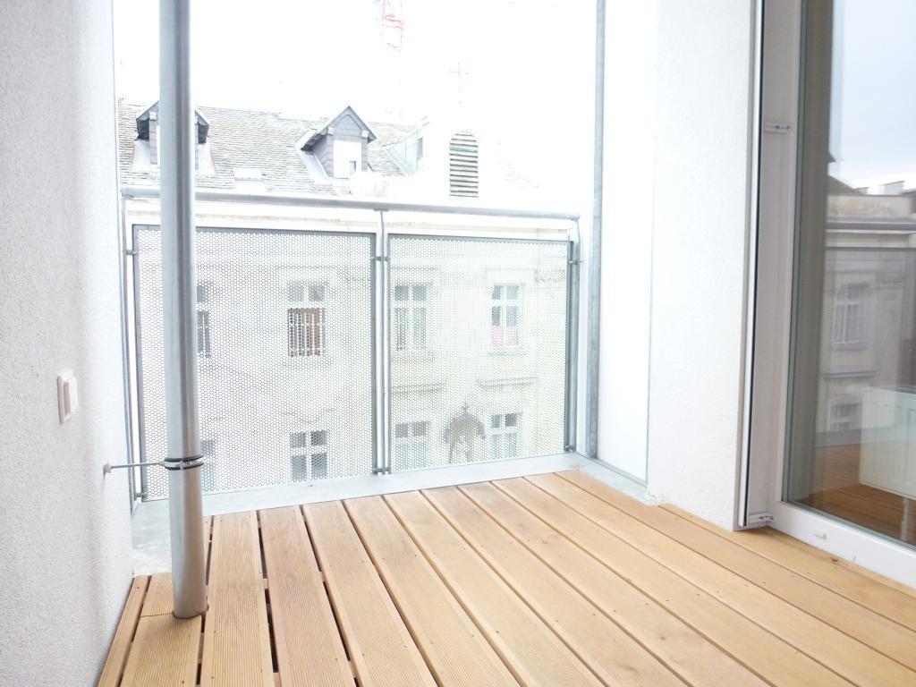 Loggia mit modernen Holzdielen