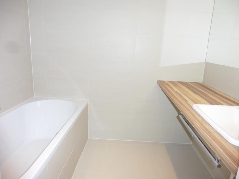 modernes Bad mit Wanne