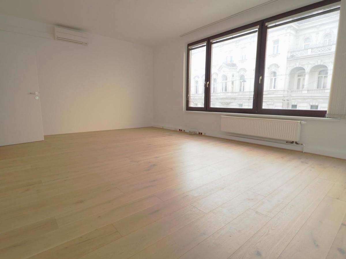 gerumiges Wohnzimmer