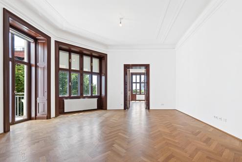 Modern sanierte 5-Zimmer-Altbauwohnung mit Terrasse und Blick ins Grne