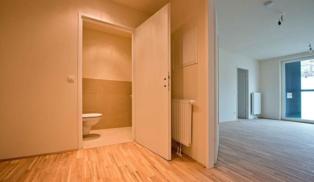 Blick vom Vorraum zum WC