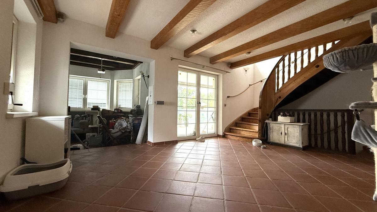 Wohnzimmer - Blick zu Kaminzimmer und Terrasse