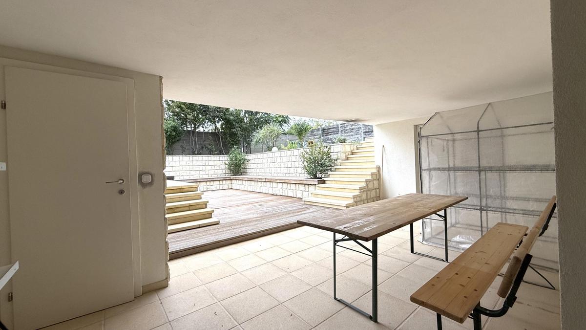 berdachte Terrasse unten