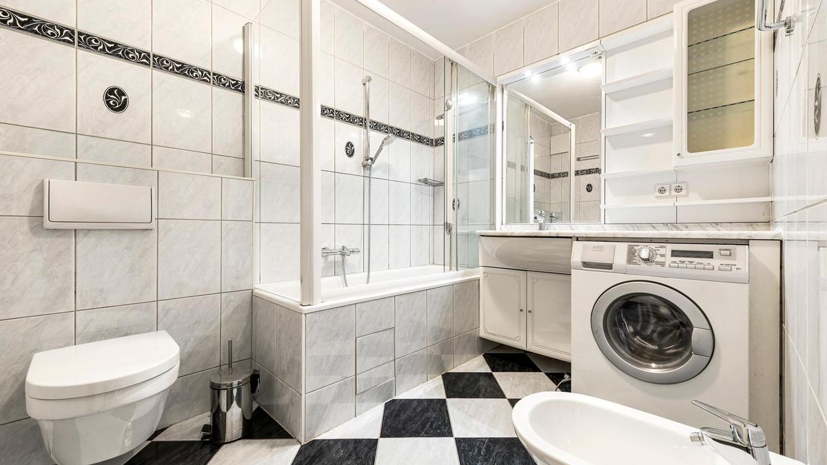 Bad mit Wanne, WC und Bidet