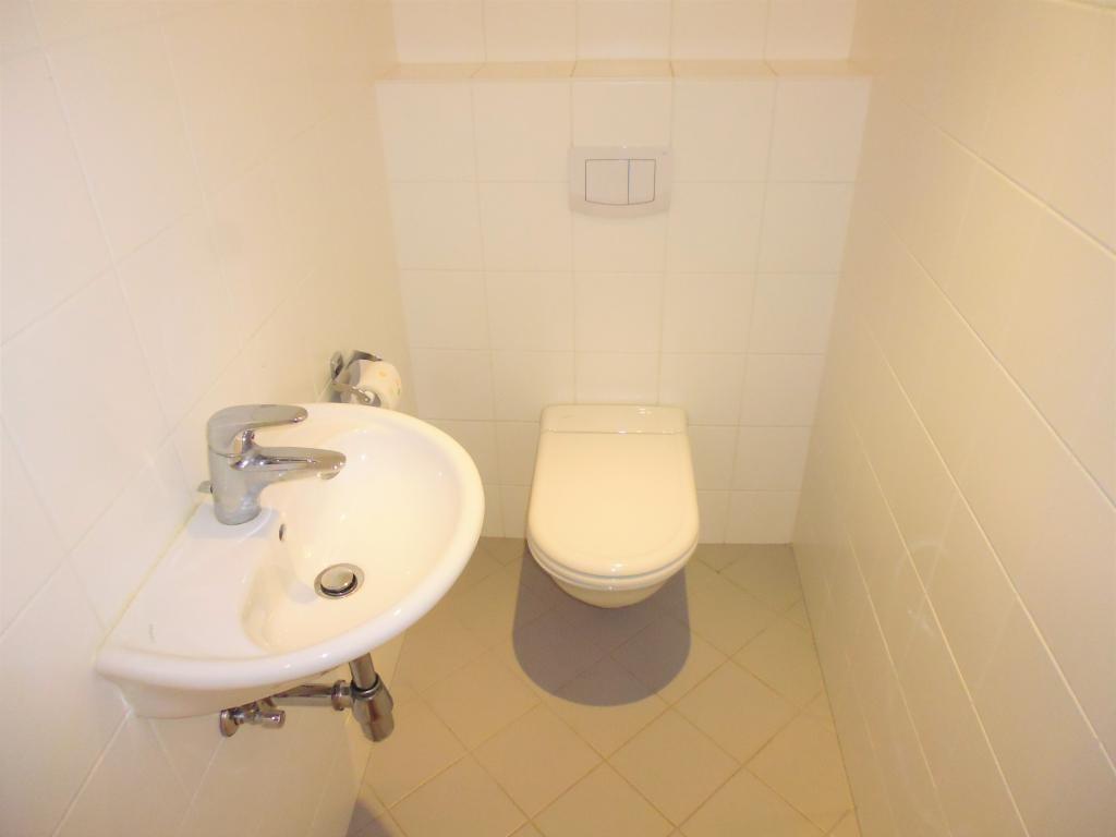 modernes WC mit Waschbecken