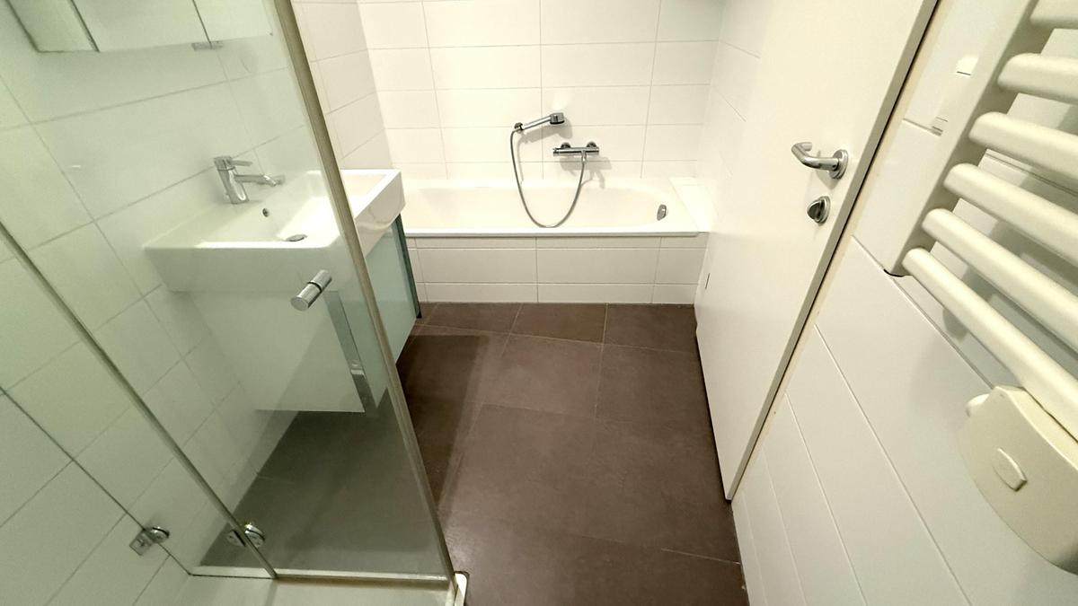 Bad mit Wanne und Dusche