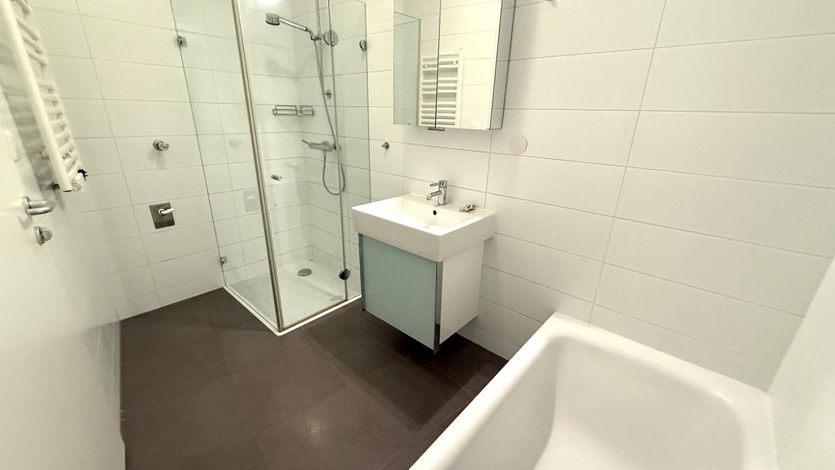 Bad mit Wanne und Dusche