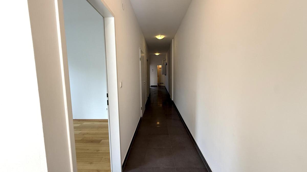 Gang mit Platz fr Regalsystem