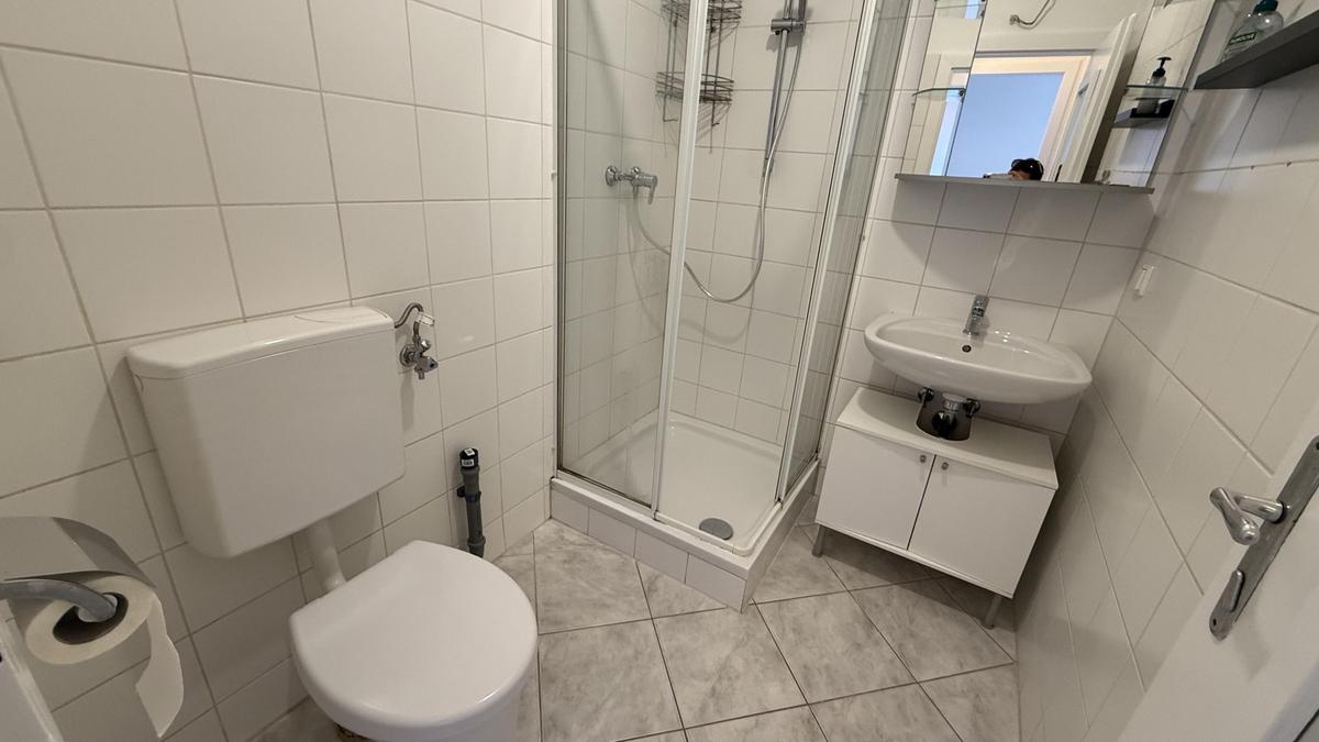 Bad mit Dusche, WC, WM-Anschluss