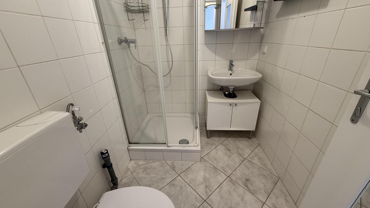 Bad mit Dusche, WC, WM-Anschluss