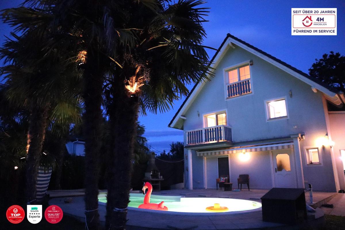 Pool und Haus bei Nacht (zweite Perspektive)