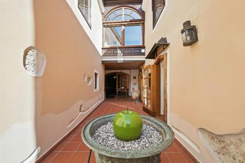 UNIQUE RESIDENCE IN THE HEART OF KREMS&apos; OLD TOWN!