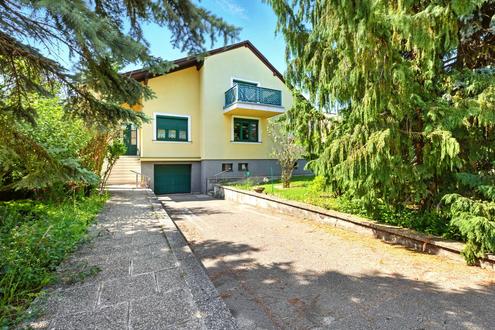 SPACIOUS HOUSE WITH GARDEN, TERRACES, & GARAGES IN IDEAL LOCATION!