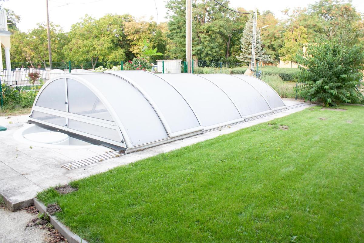 berdachter Pool