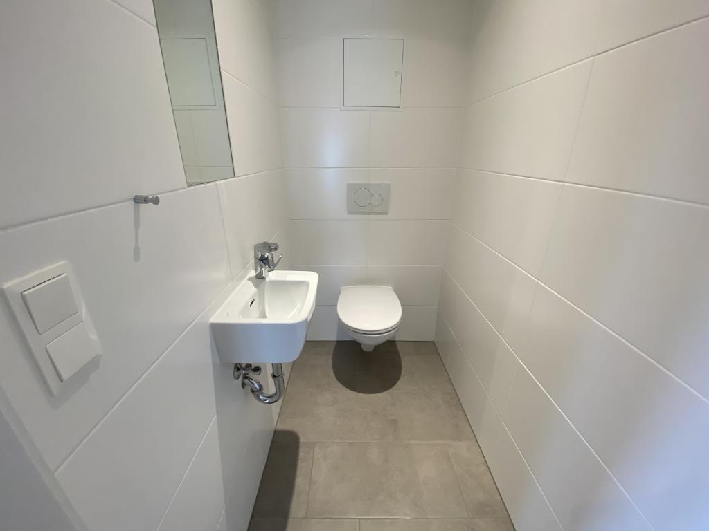 WC mit Waschbecken